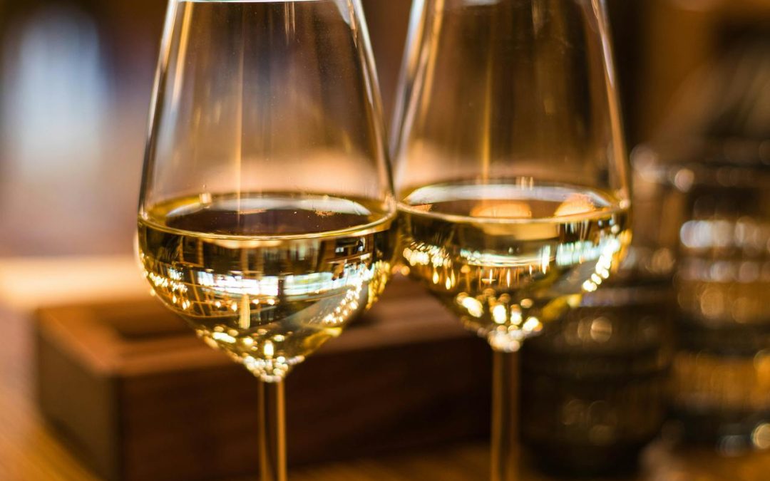 Elegancija na stolu: Kako čaše za bijelo vino iz trgovine Sol i papar obogaćuju estetiku svakog interijera